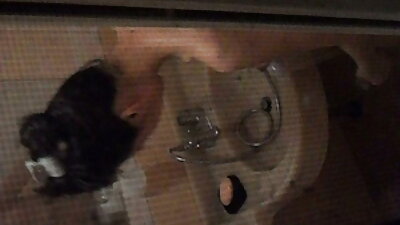 Kuum tüdruk triibulistel linadel sügaval perses, muutes tema oigama ja ahhetama