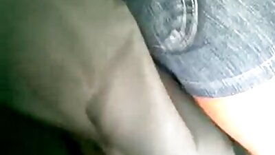 Kuum naine, kes kannab sukki ja poseerib bikiine