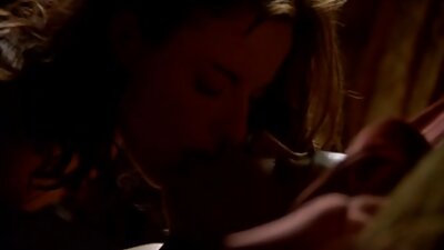 Seksikas naine eputab rindu ja tuppe